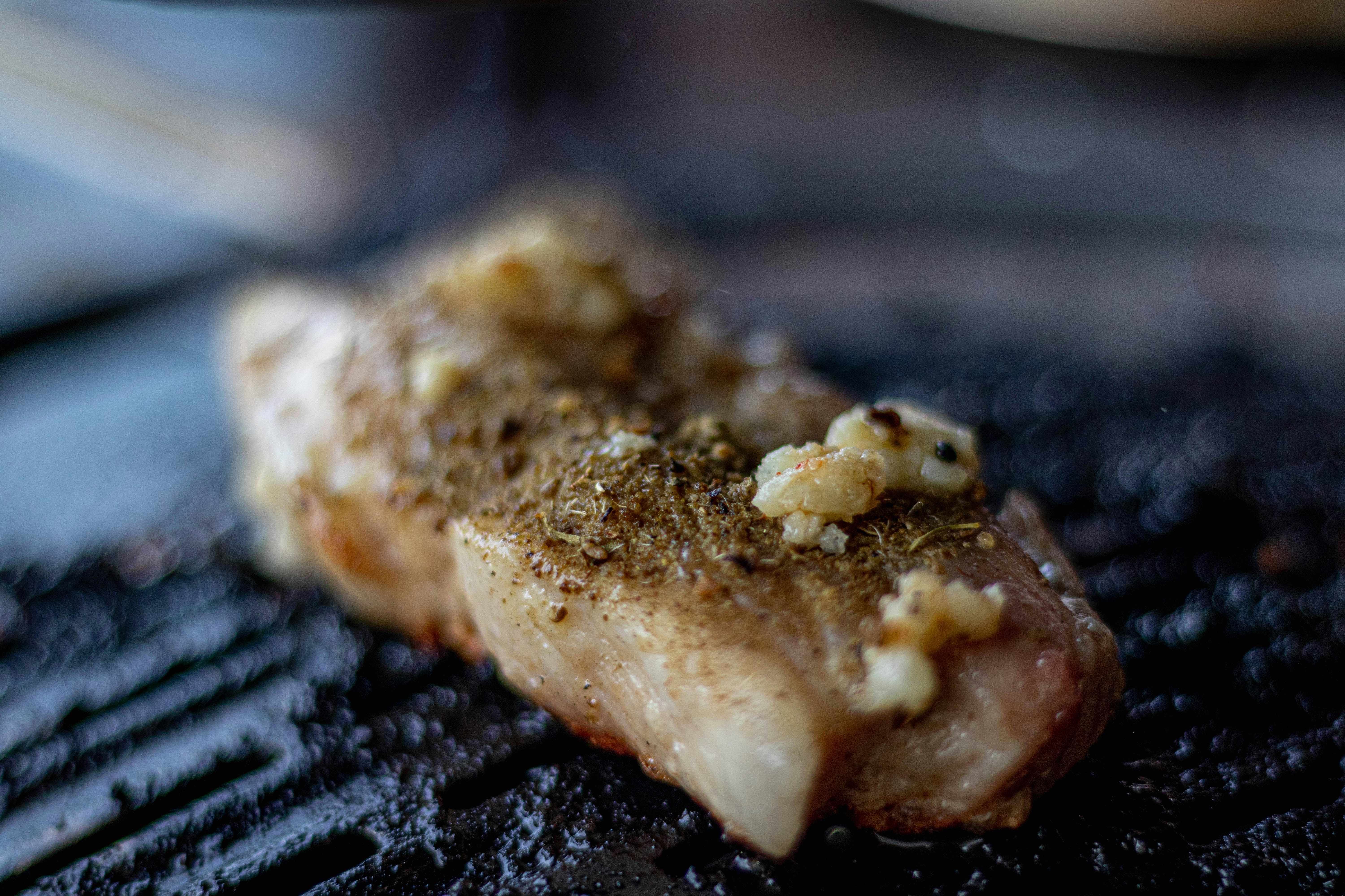 pane integrale con crema bianca sul tavolo nero