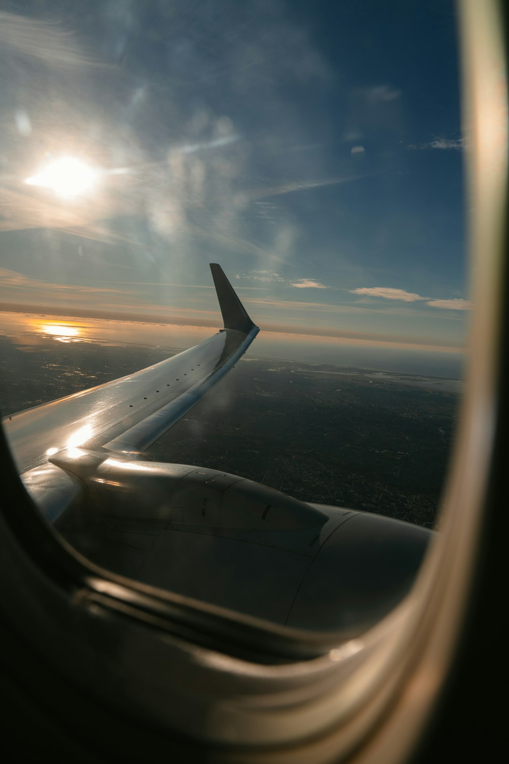 Vue des nuages par le hublot de l’avion pendant la journée