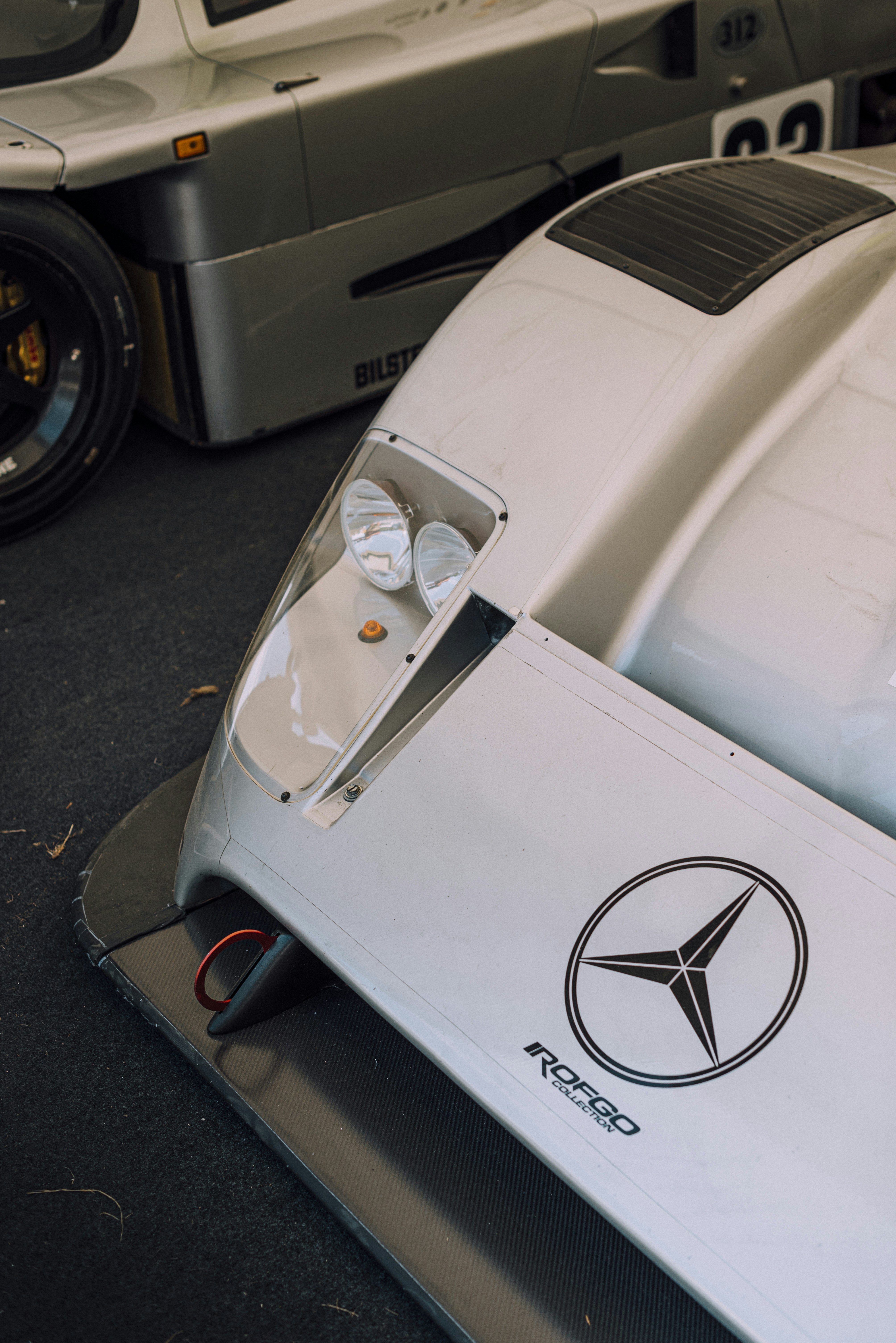 coche blanco con funda blanca