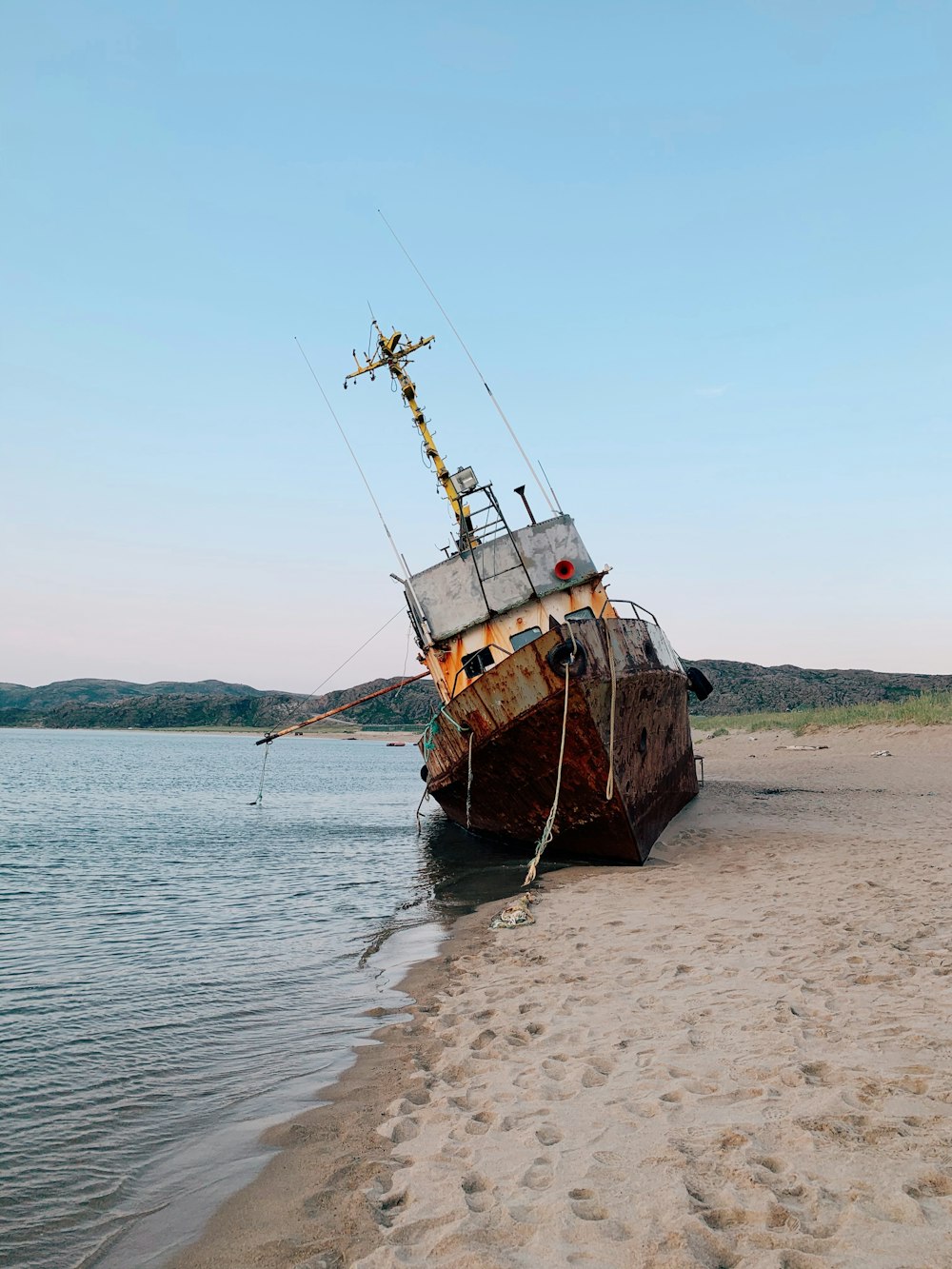 Braunes Schiff tagsüber auf See