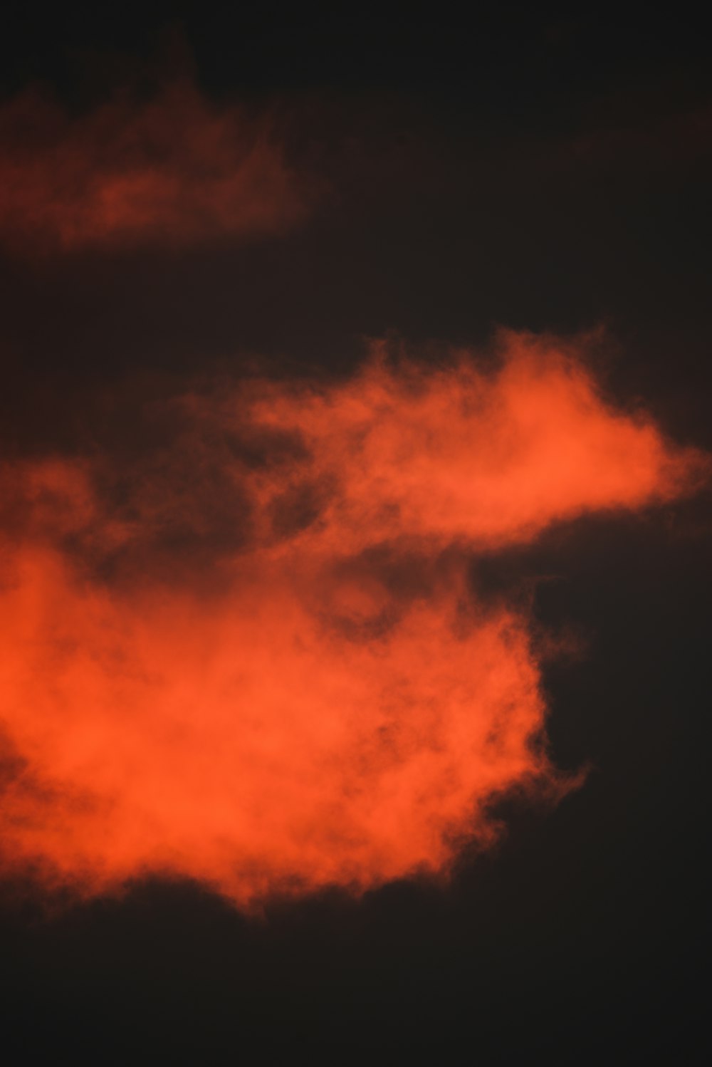 nuvole arancioni e nere durante la notte