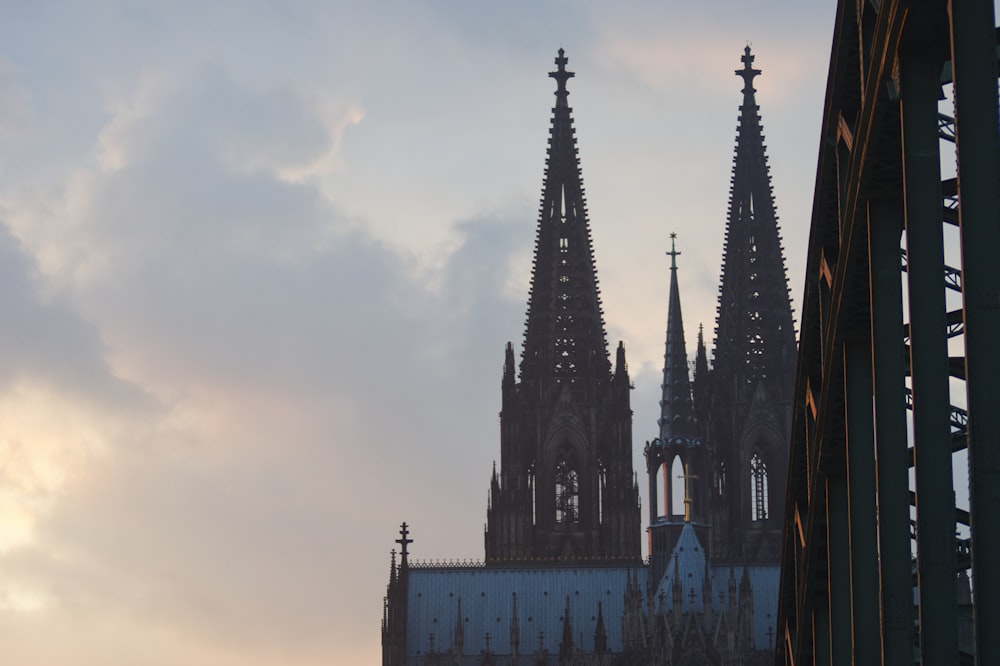 Weiß-schwarzes Betongebäude unter grauem Himmel