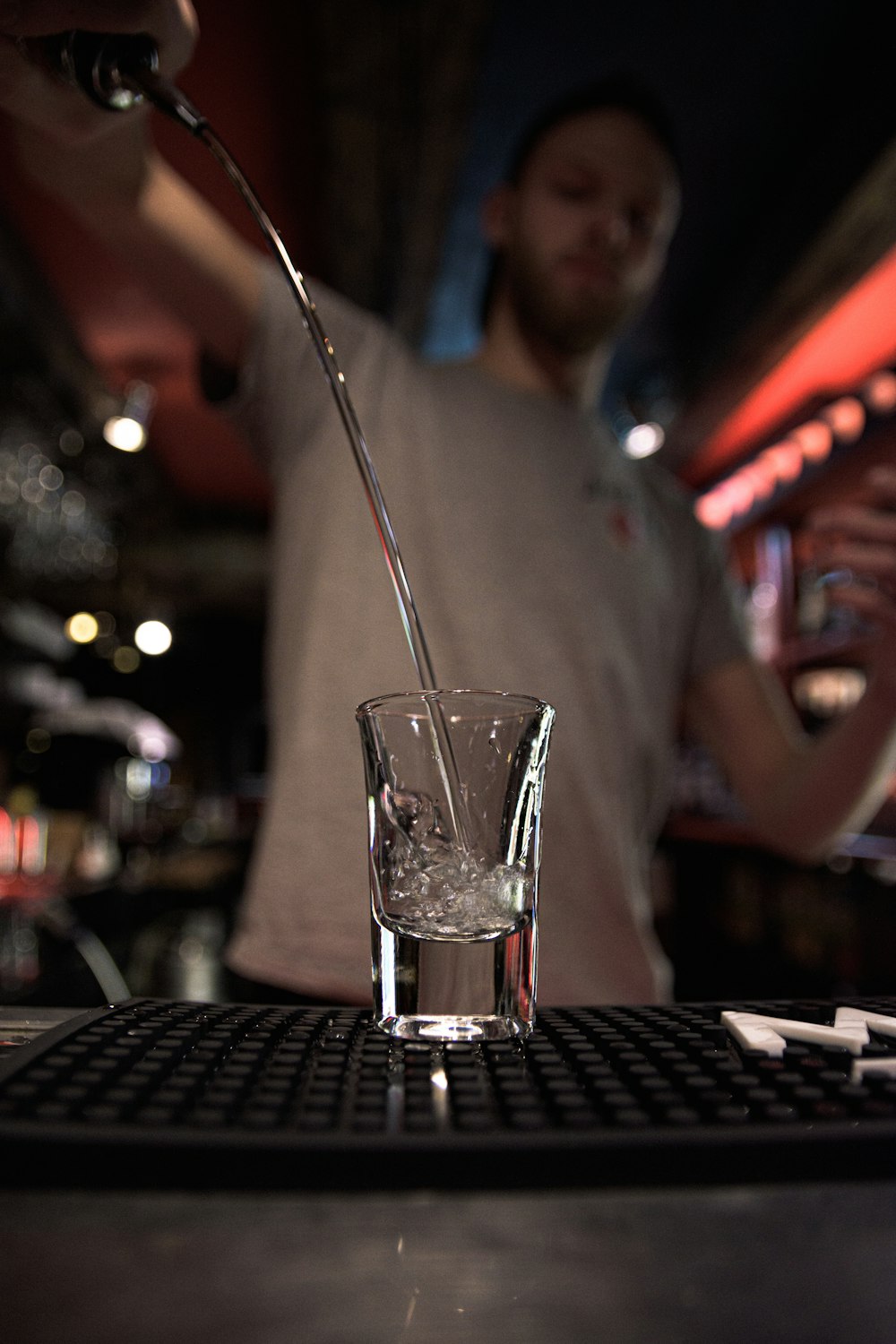 Bicchiere trasparente con cucchiaio d'argento