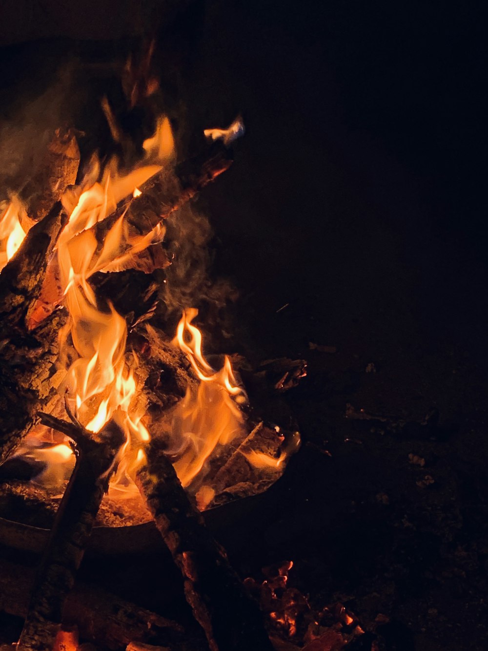 fuego en el fuego durante la noche