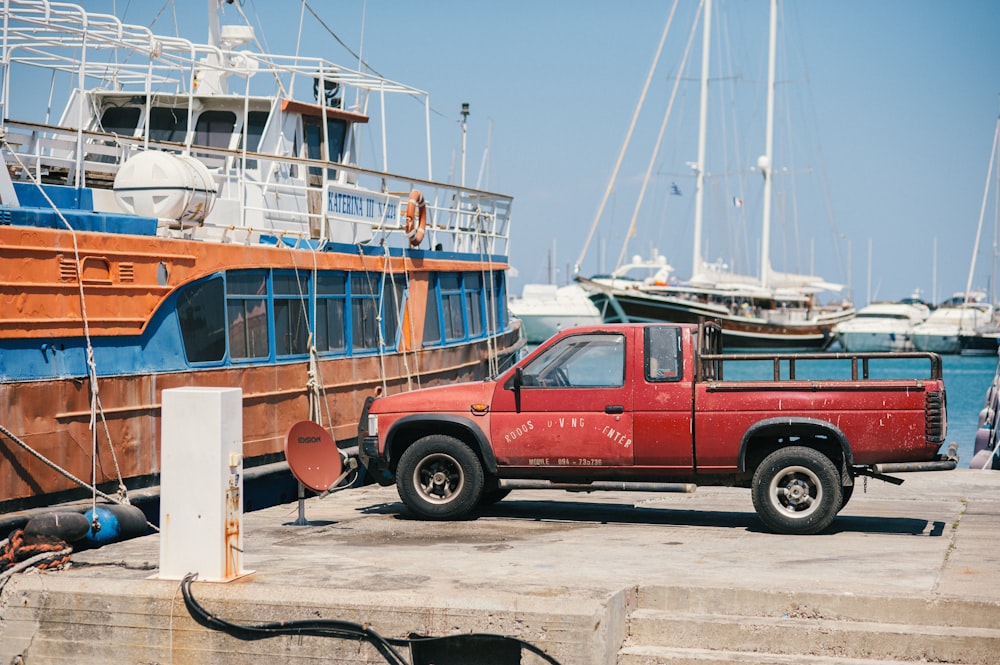 barco vermelho e branco na doca durante o dia