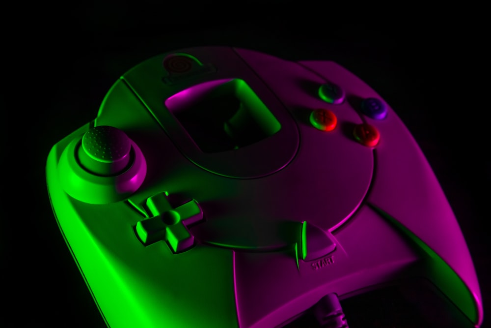 Controlador de juego púrpura sobre superficie negra