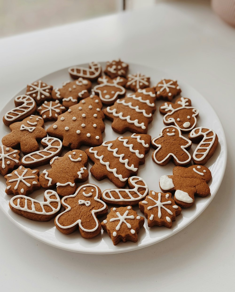 Galletas marrones en plato de cerámica blanca