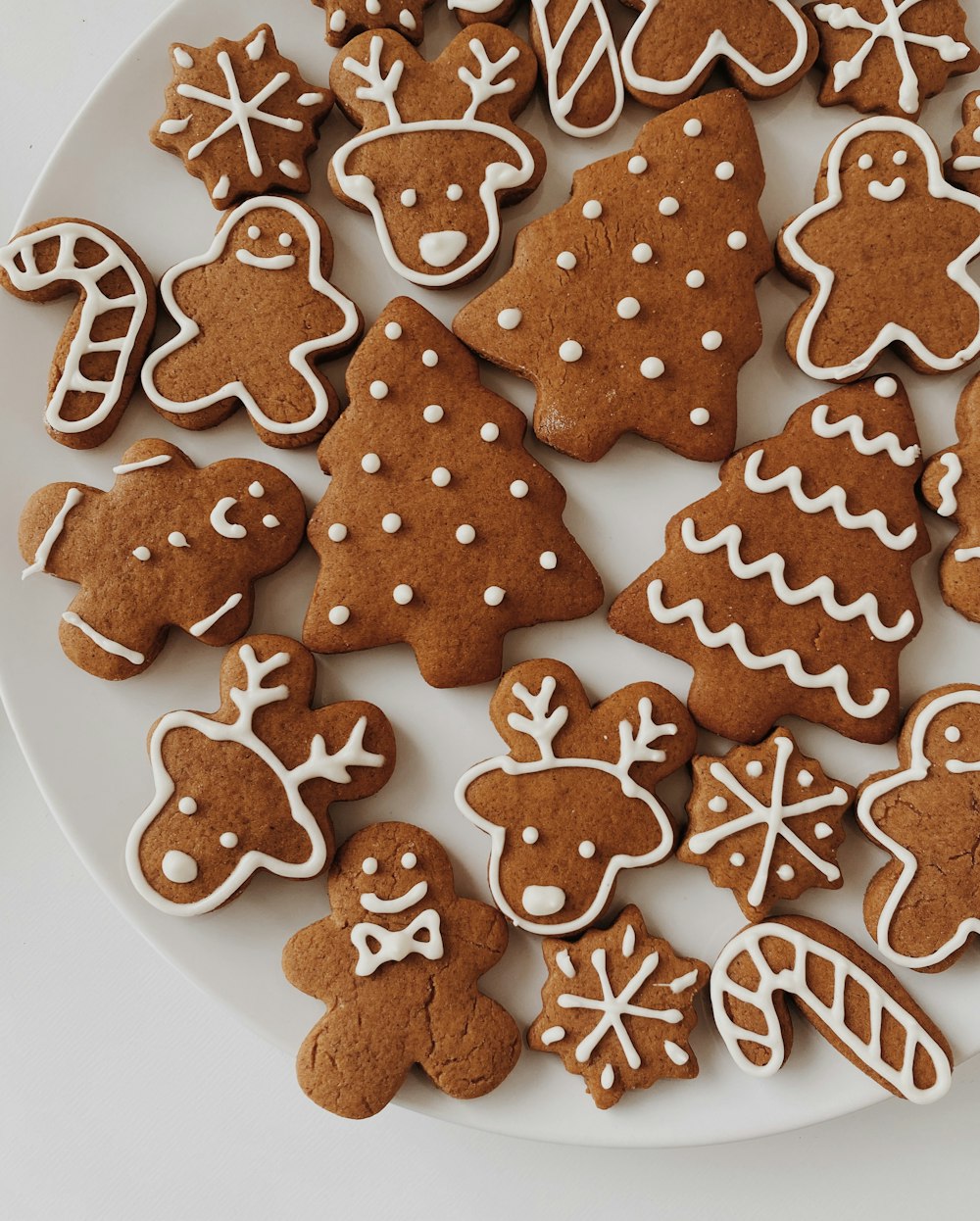 biscoitos marrons na placa cerâmica branca