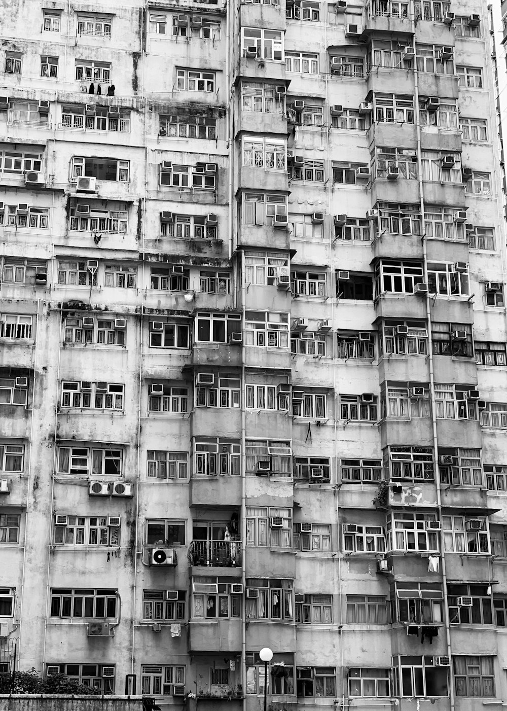 Photo en niveaux de gris d’un bâtiment en béton