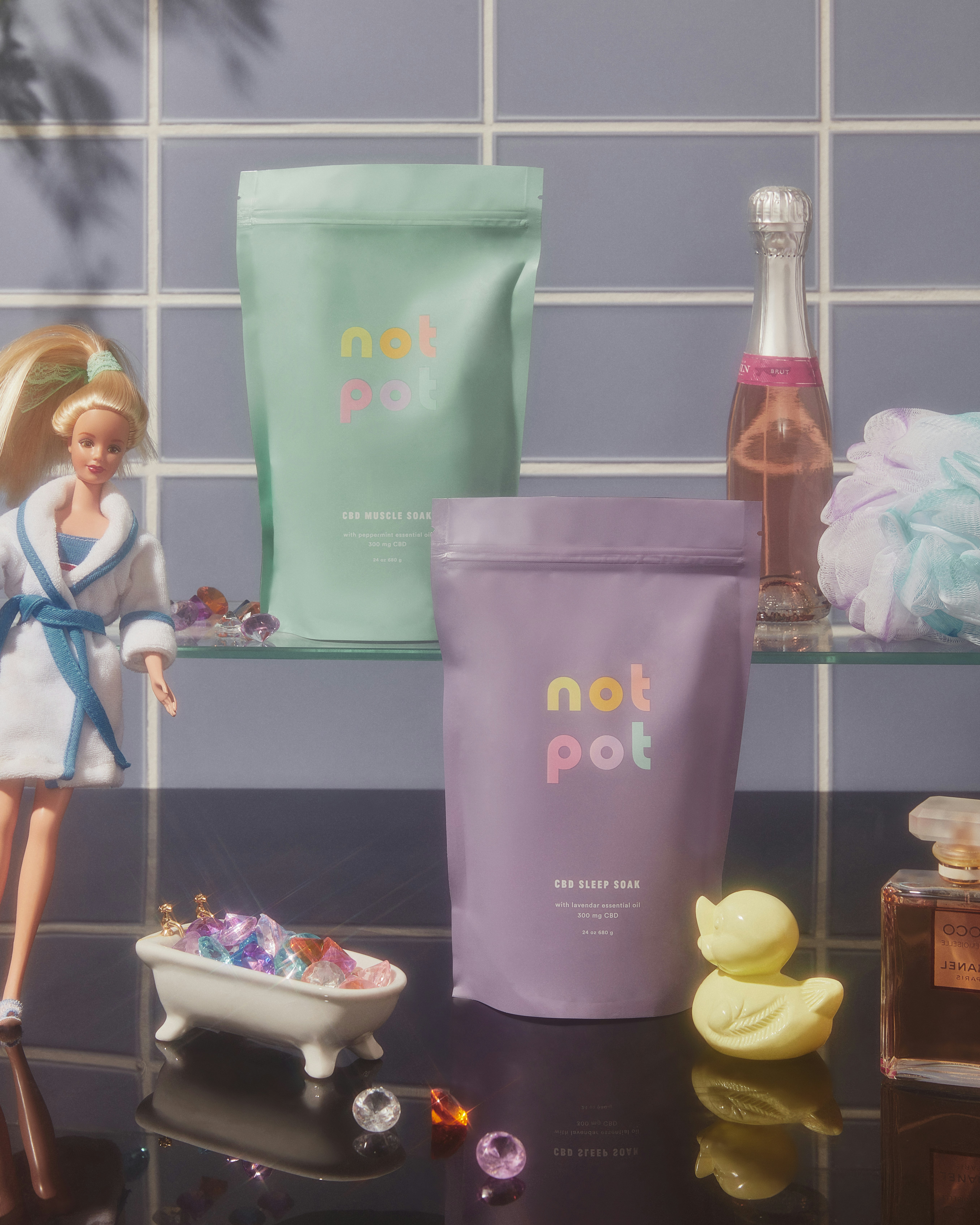 gobelet en plastique bleu et blanc