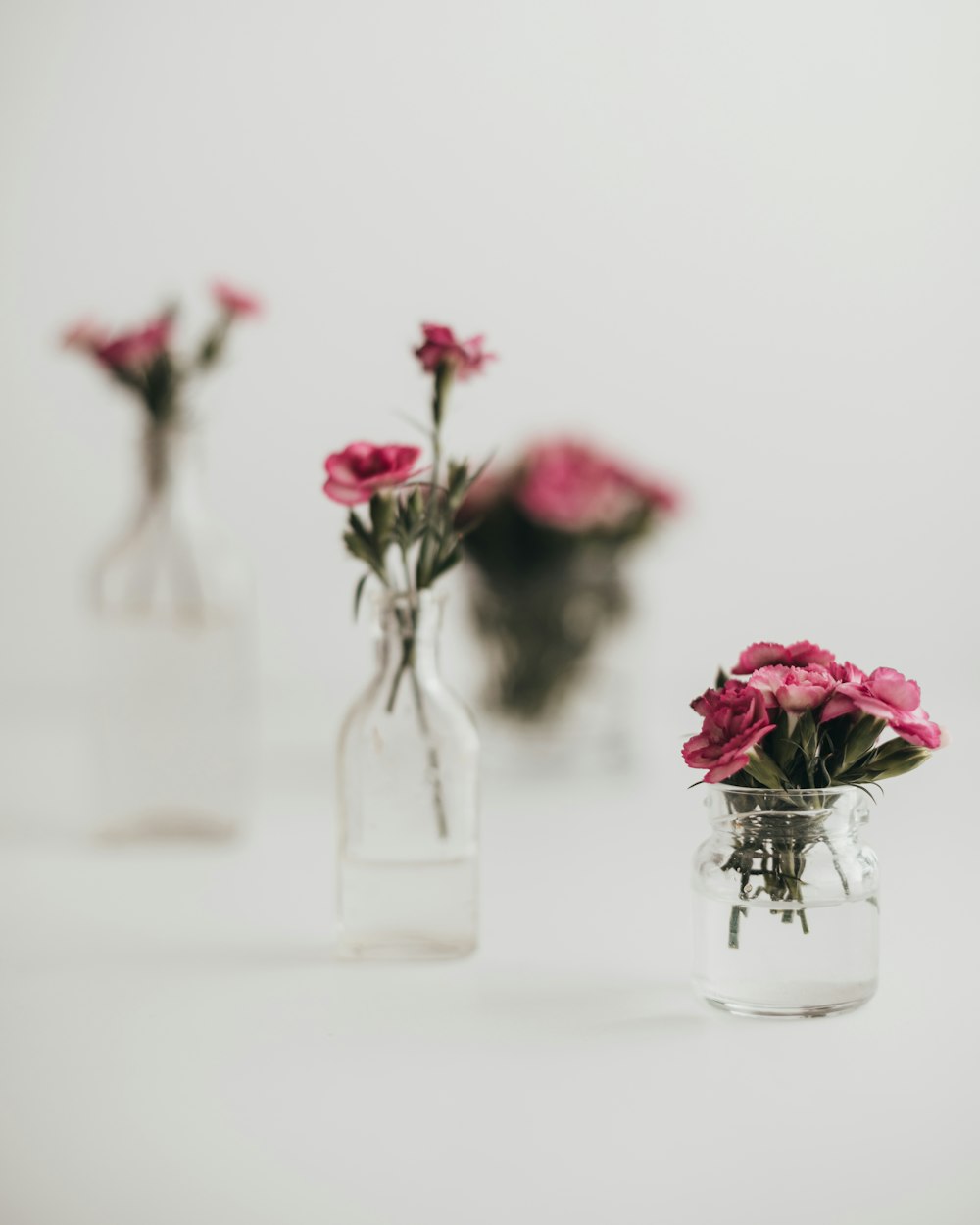 rosas cor-de-rosa no vaso de vidro transparente
