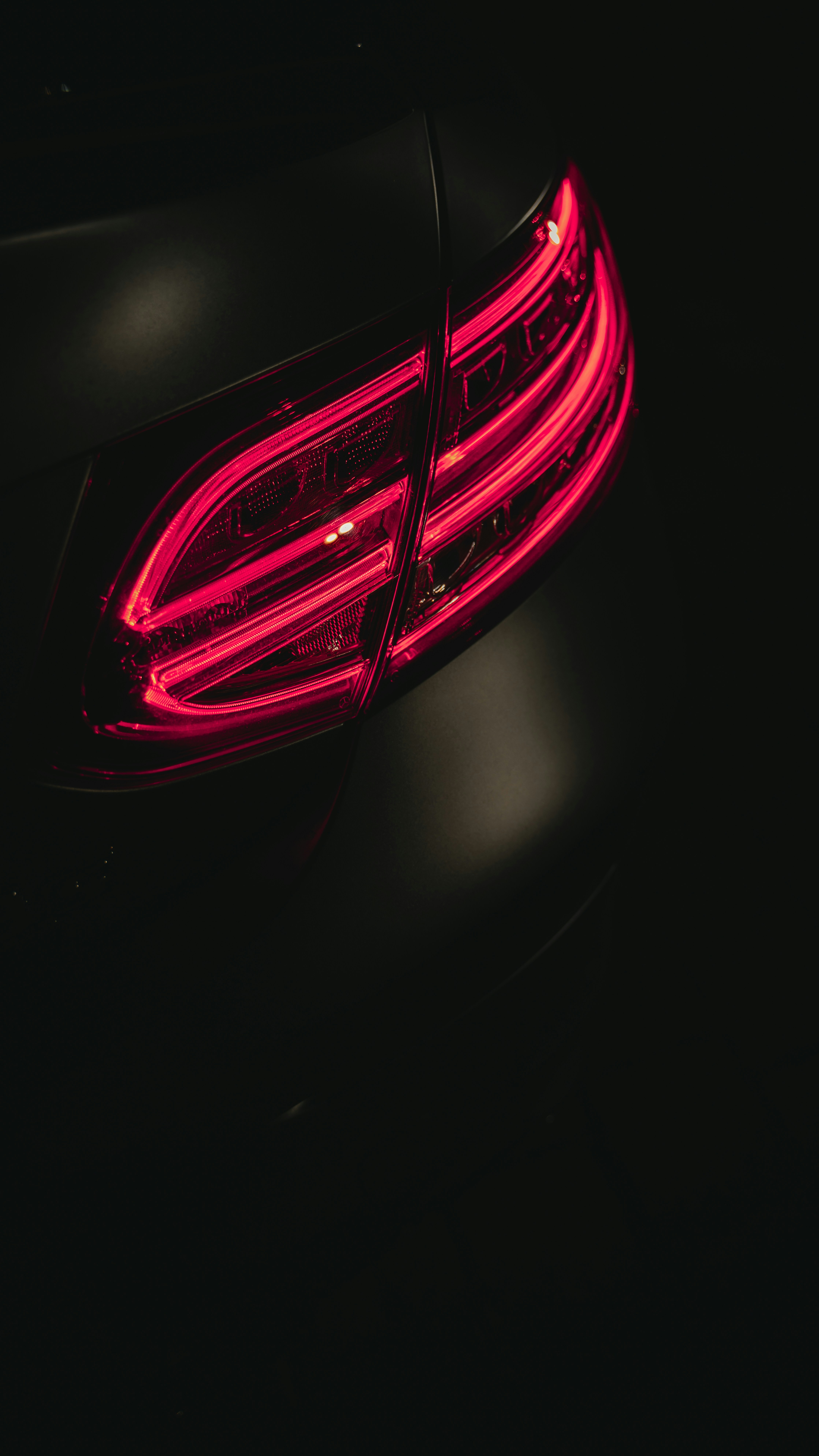 赤と黒の光のデジタル壁紙の写真 Unsplashの無料ライト写真