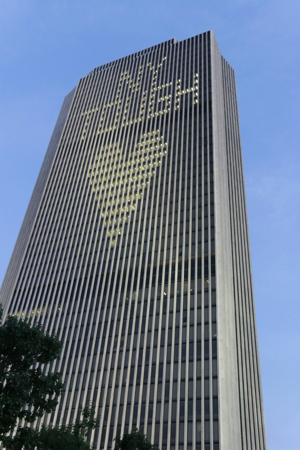 Edificio de hormigón gris durante el día