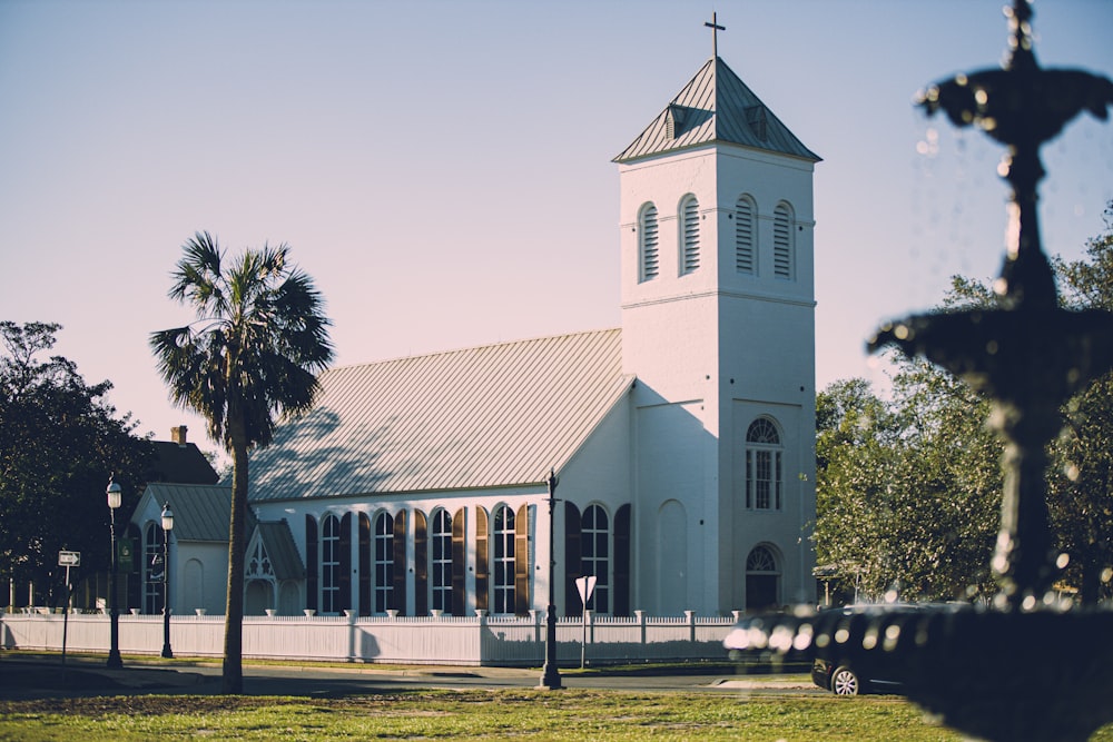 Kirche aus weißem und braunem Beton