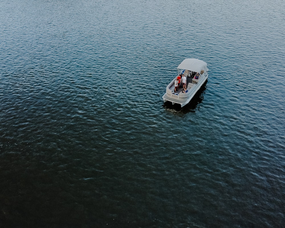 barco branco e preto no corpo de água durante o dia