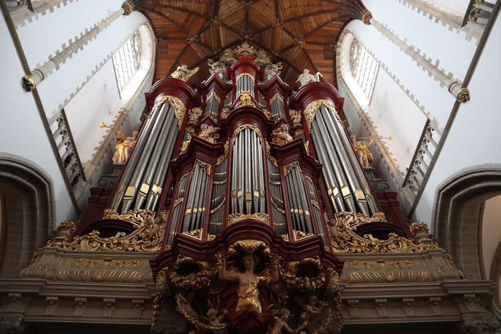 braune hölzerne Domdecke mit weißer Decke