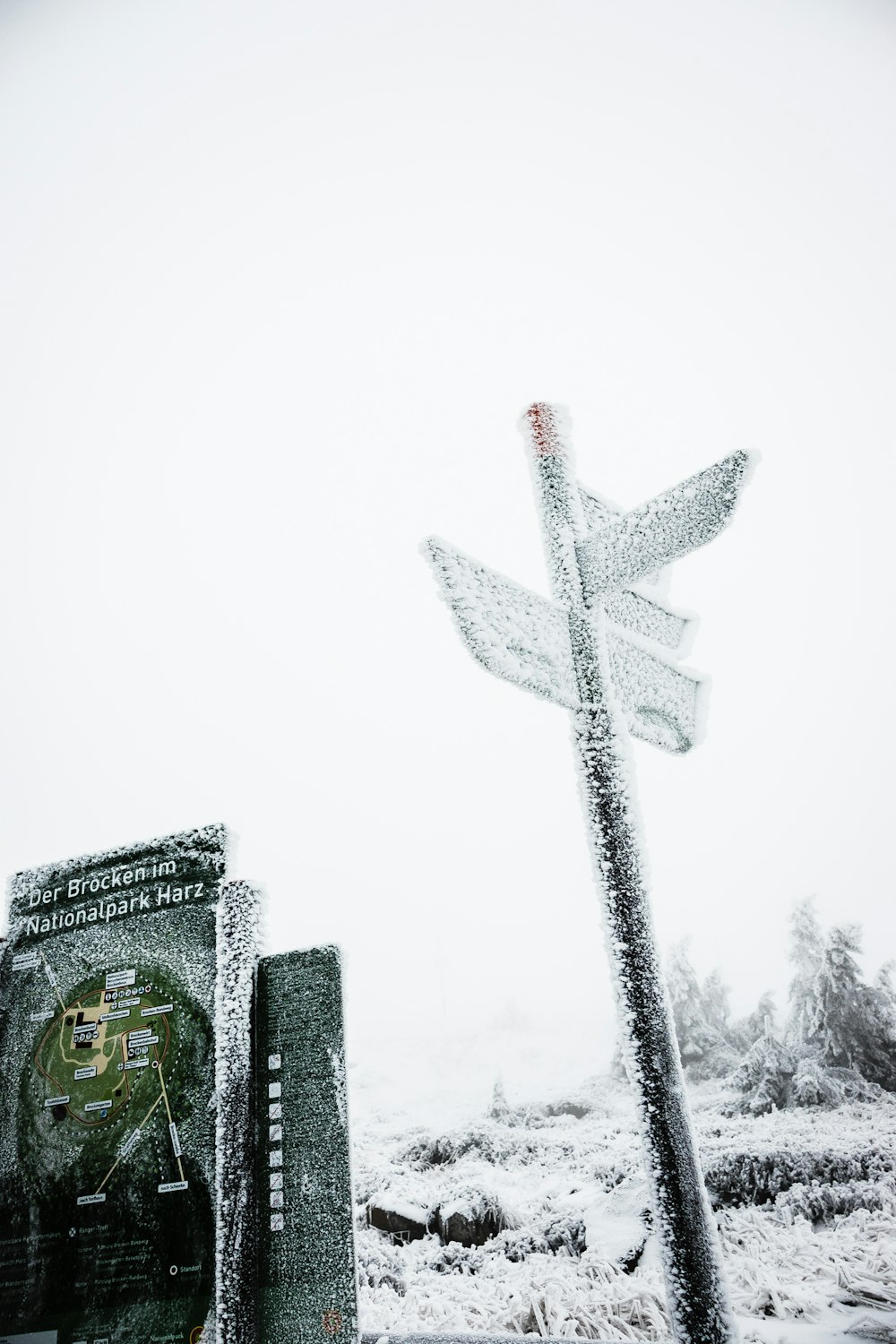 Photo en niveaux de gris d’une croix au sommet d’un bâtiment