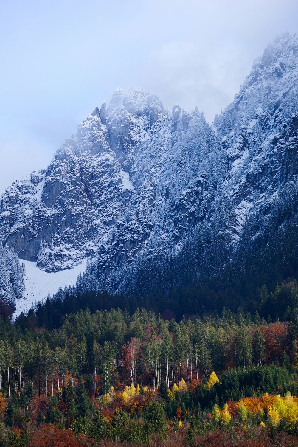 Montaña cubierta de nieve durante el día