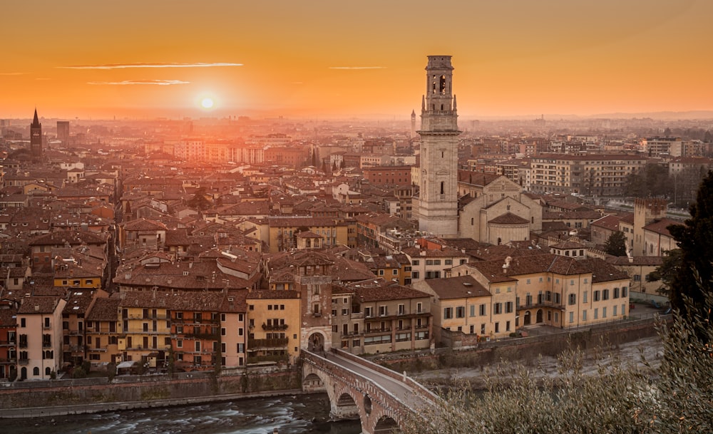 Ciudad con edificios de gran altura durante la puesta del sol