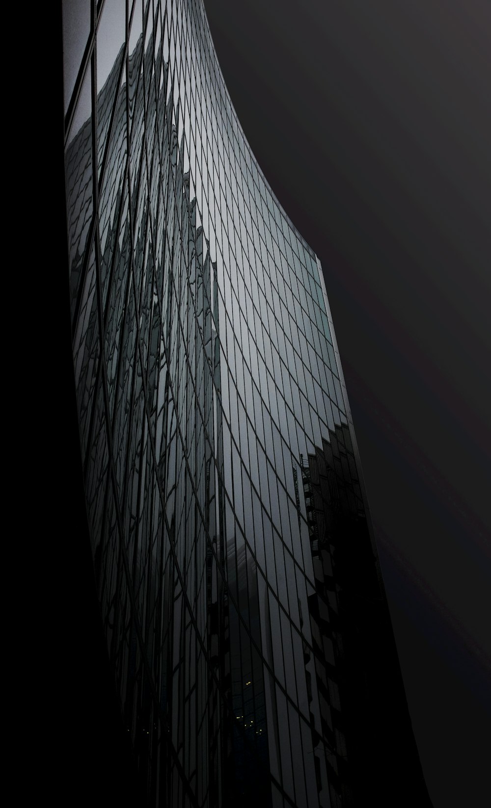 immeuble de grande hauteur gris pendant la nuit
