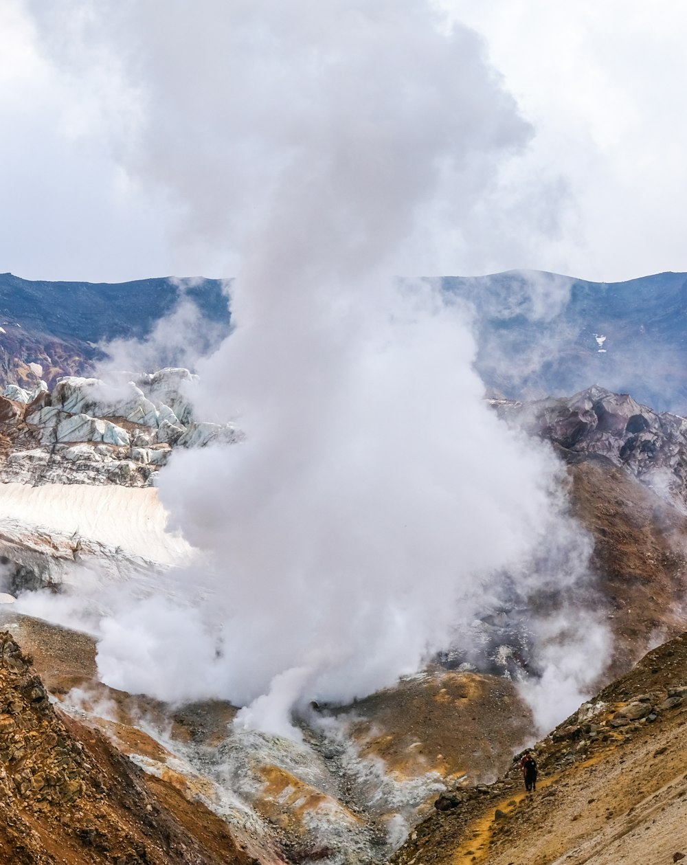 nuages blancs au-dessus des montagnes enneigées