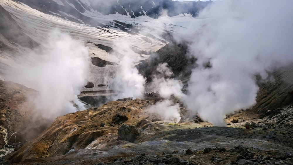 montagne brune et verte avec des nuages blancs pendant la journée