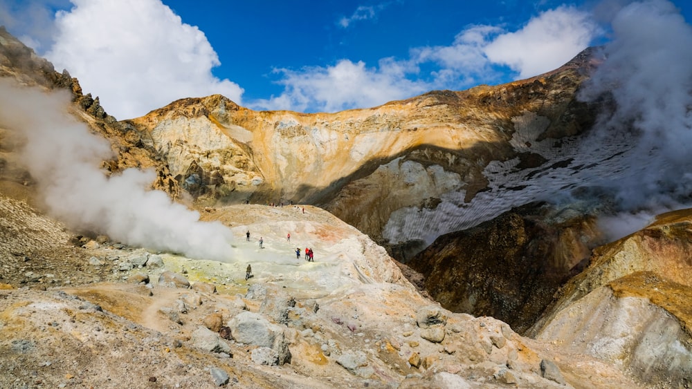 Persone che camminano sulla montagna rocciosa durante il giorno