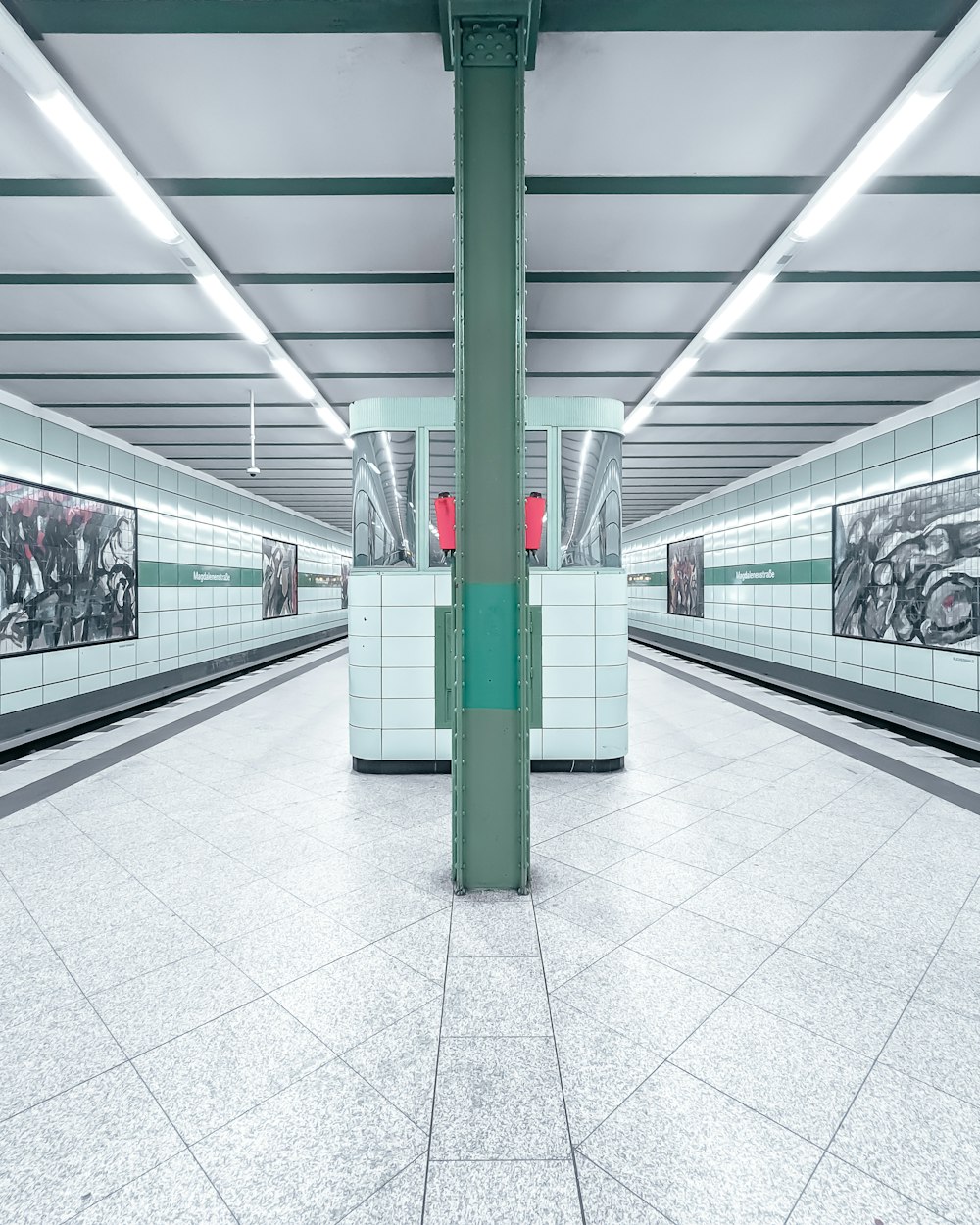 Stazione ferroviaria bianca e verde