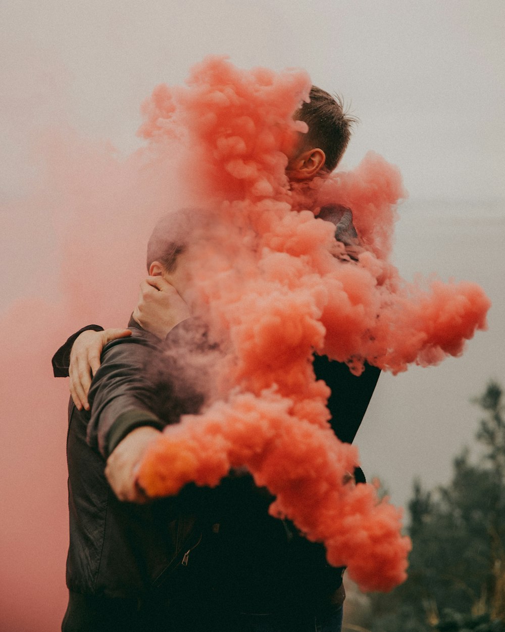 homem na jaqueta preta fumando