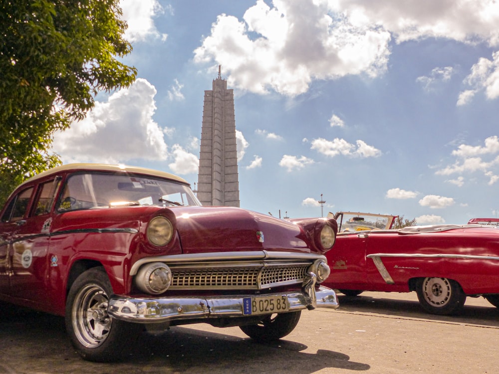 Coche de época rojo y blanco