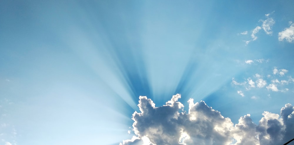 nuvole bianche e cielo blu durante il giorno