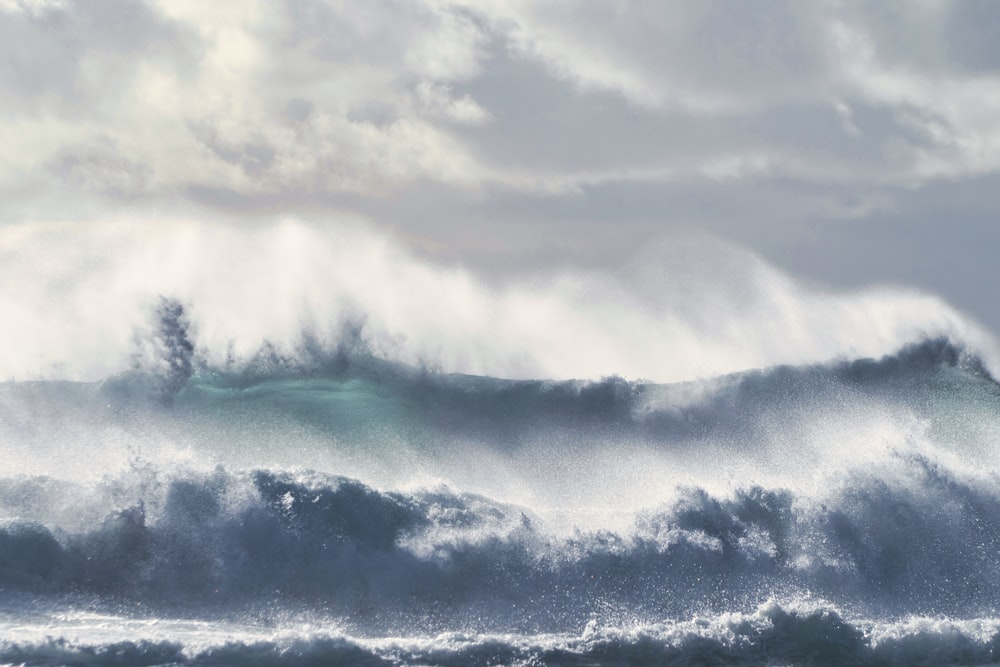 onde dell'oceano sotto il cielo nuvoloso durante il giorno