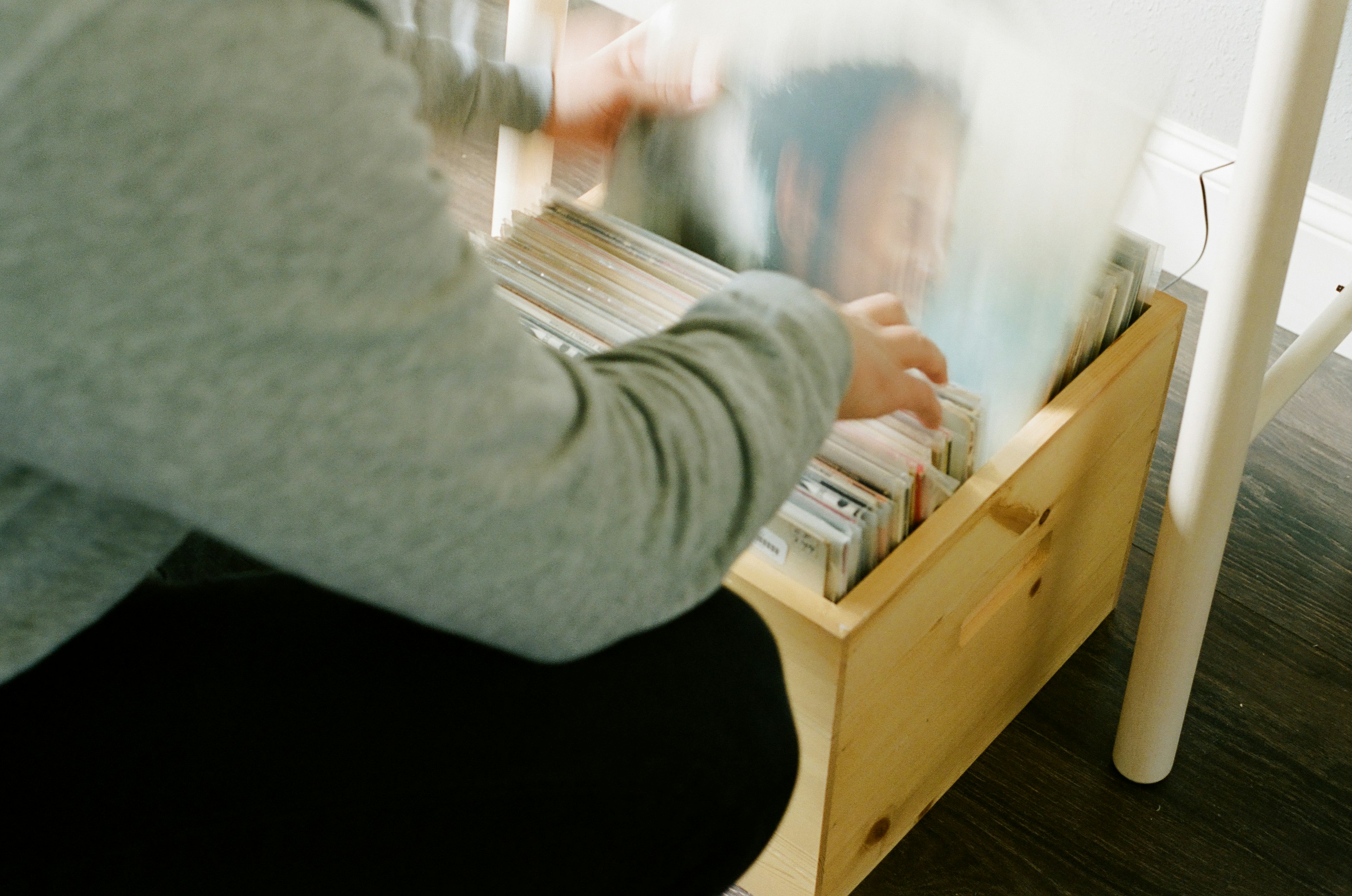 persona in camicia grigia a maniche lunghe e pantaloni neri