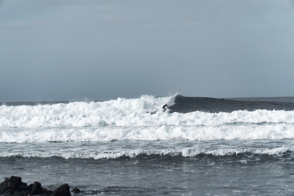 ocean waves crashing on shore during daytime