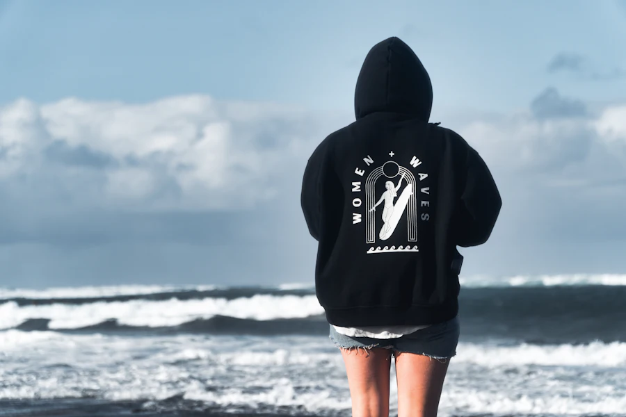 Pelanggan mengenakan hoodie hasil custom print