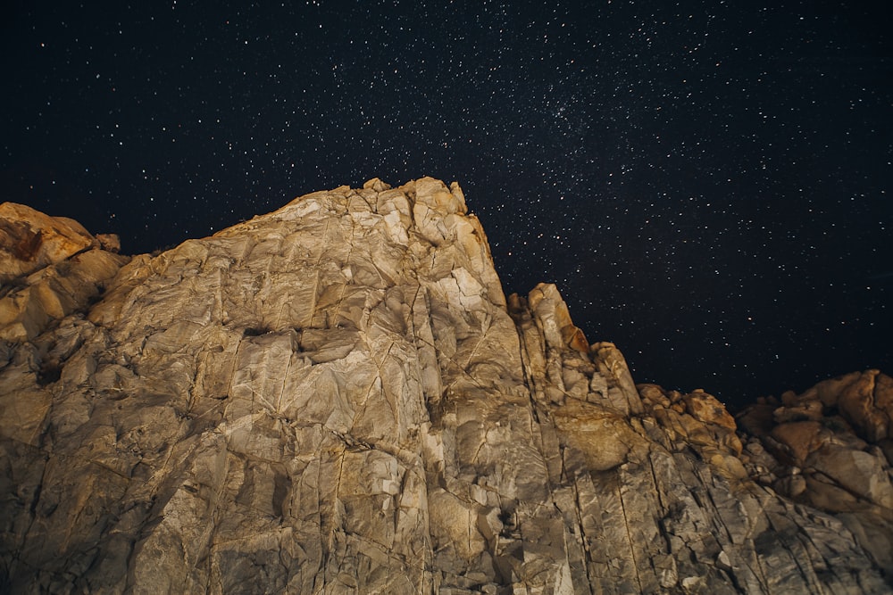 Formación de rocas marrones durante la noche