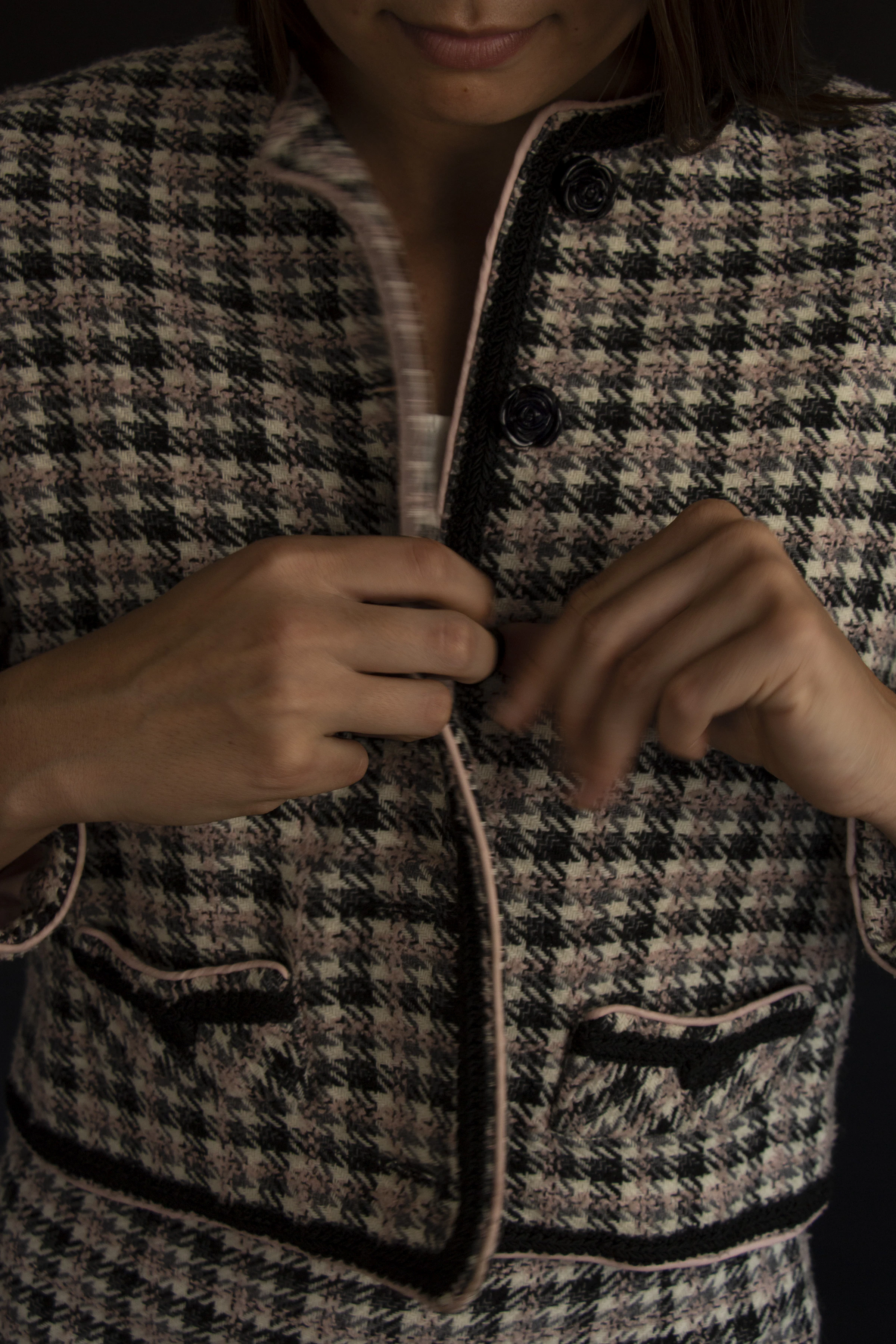 Mains ajustant le boutonnage d’une veste