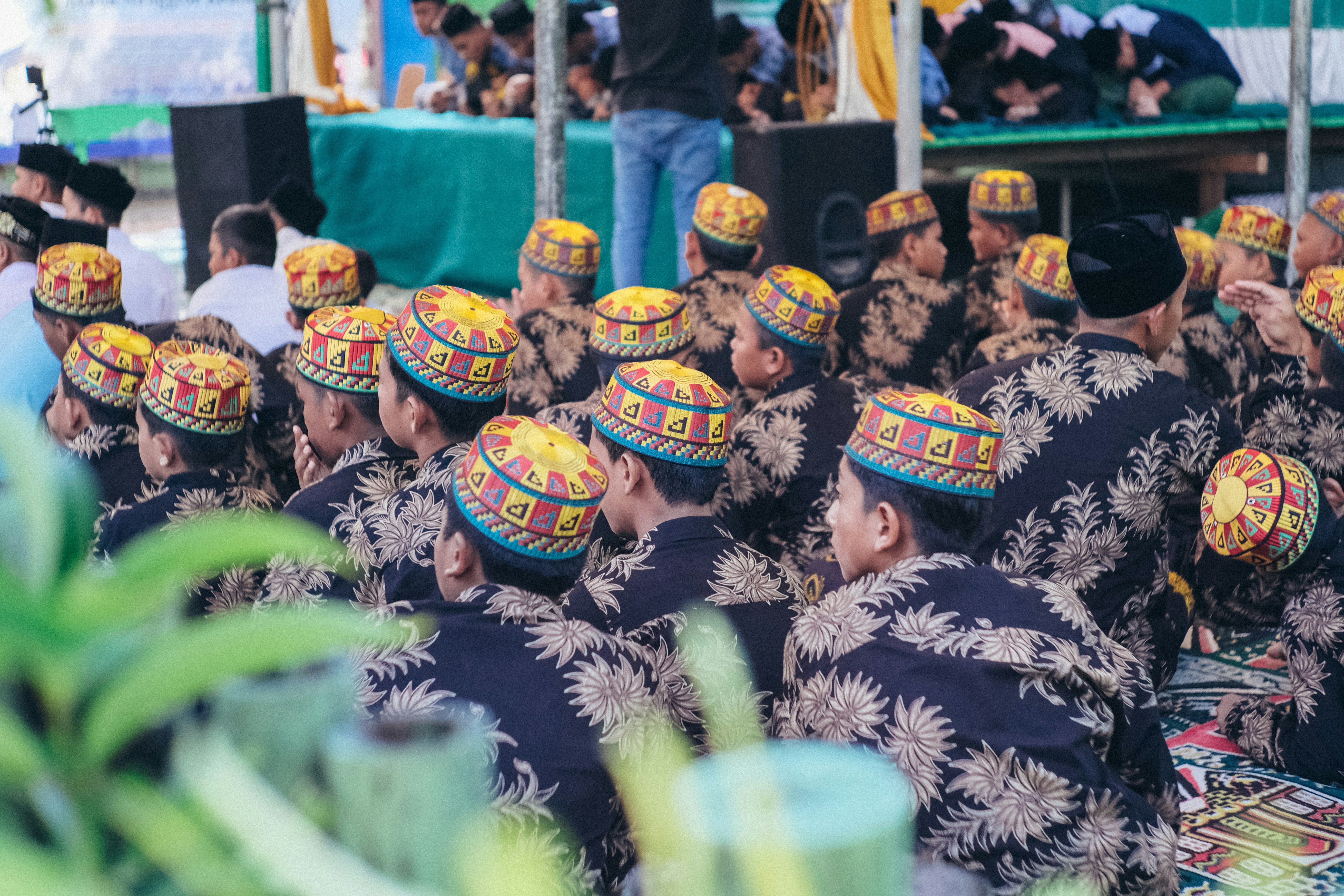 sekelompok orang yang mengenakan topi kuning dan hitam