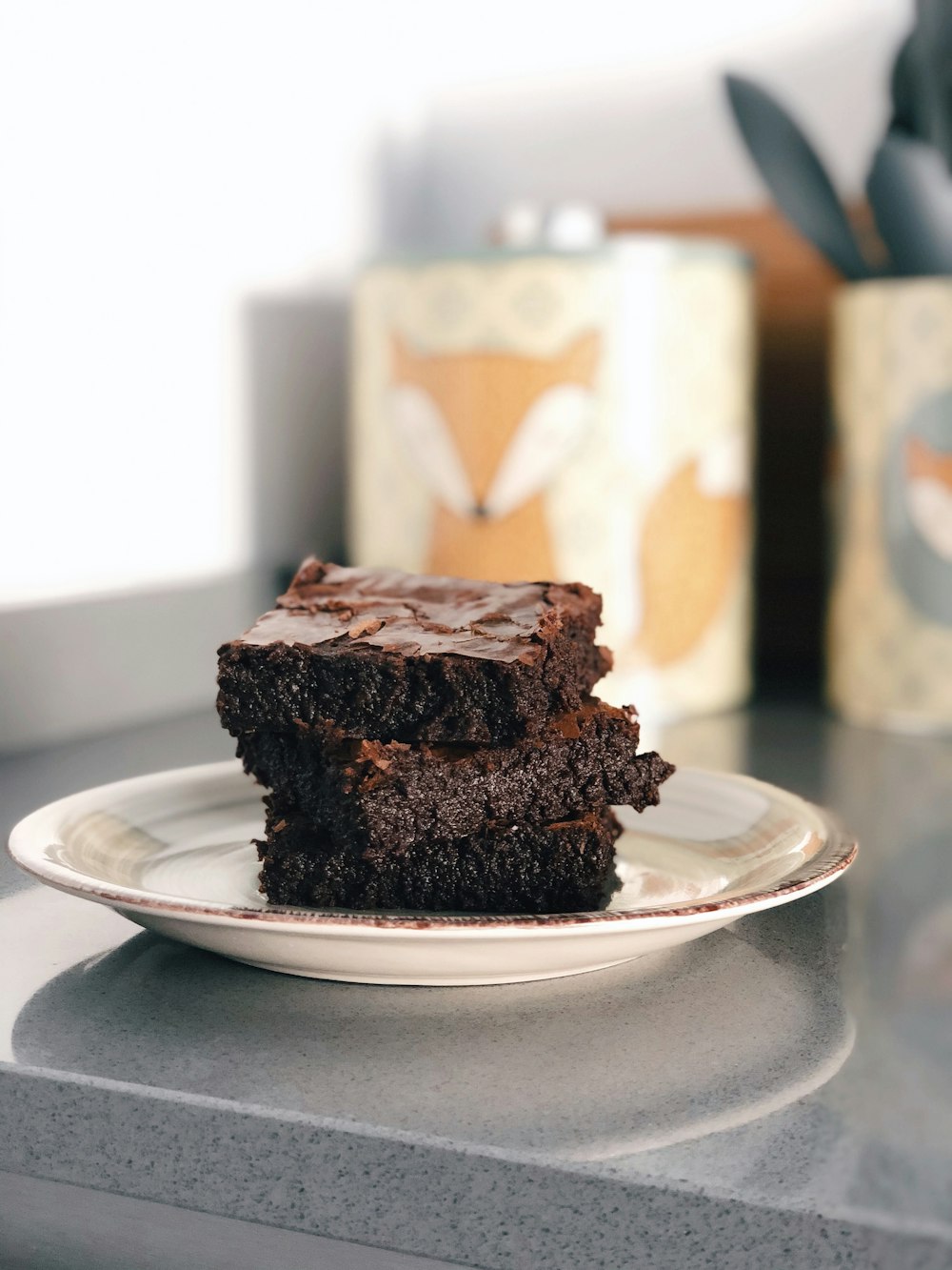 gâteau au chocolat sur assiette en céramique blanche