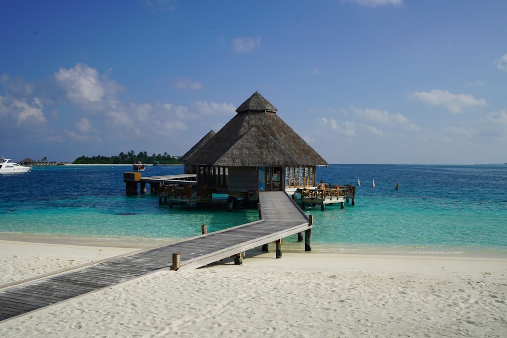 Casa de madera marrón en la playa durante el día