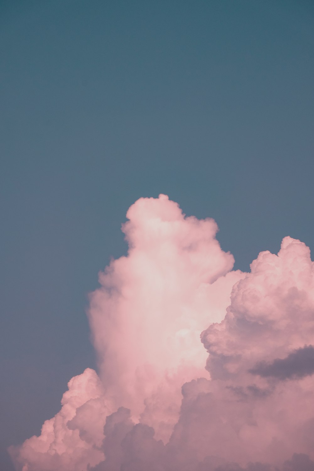 nubes blancas en el cielo azul