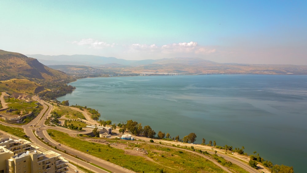 Campo de hierba verde cerca del cuerpo de agua durante el día