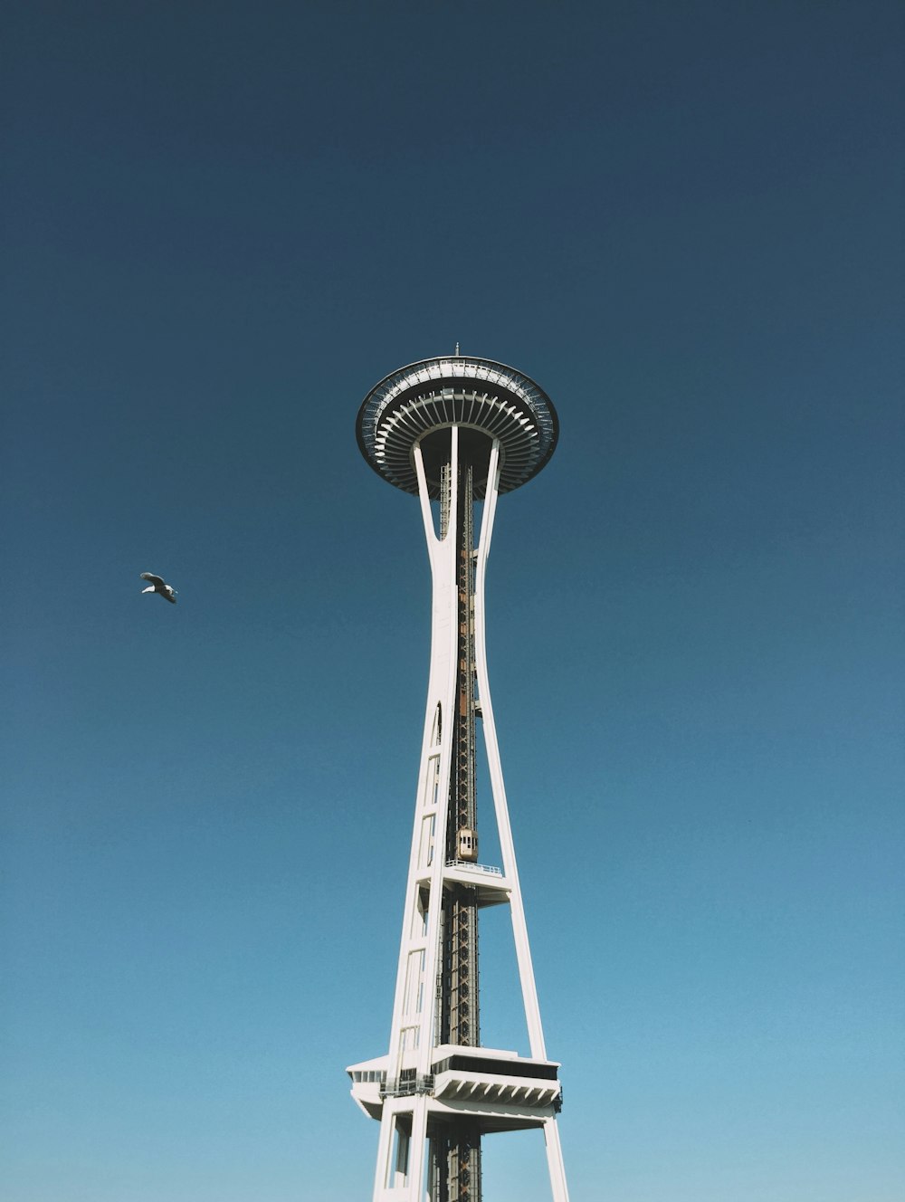 Weißer und schwarzer Turm unter blauem Himmel während des Tages