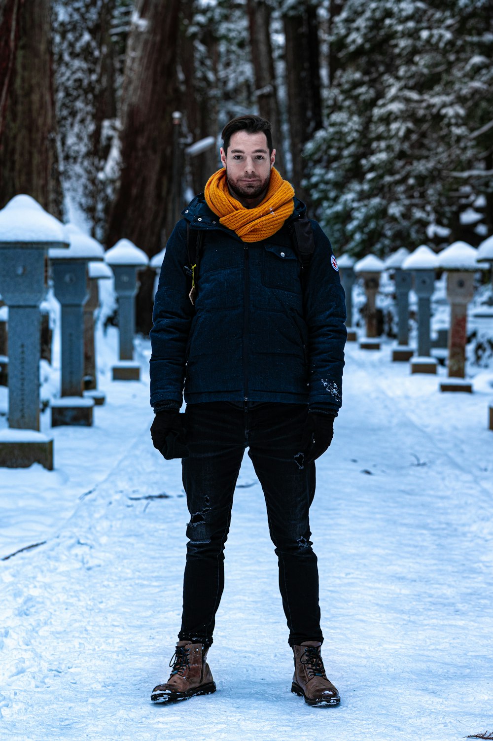 A menudo hablado Hacer la cama Matemático Foto Mujer con chaqueta negra y bufanda amarilla parada en el suelo  cubierto de nieve durante el día – Imagen Japón gratis en Unsplash