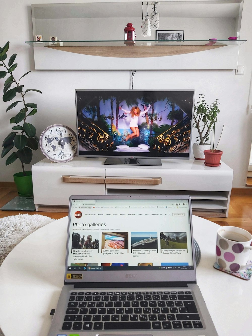 TV de pantalla plana negra en estante de madera blanca