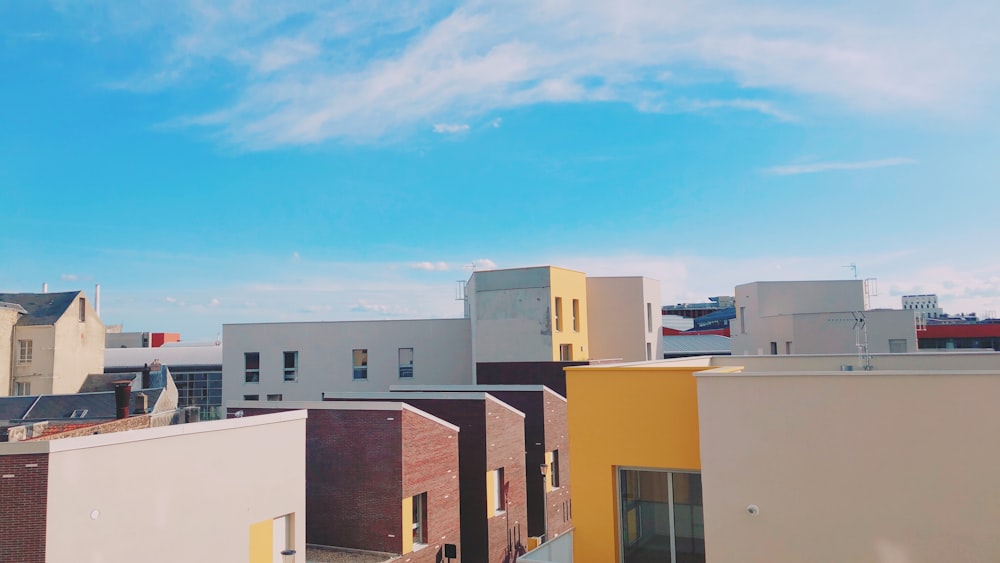 Weiß-braunes Betongebäude unter blauem Himmel tagsüber