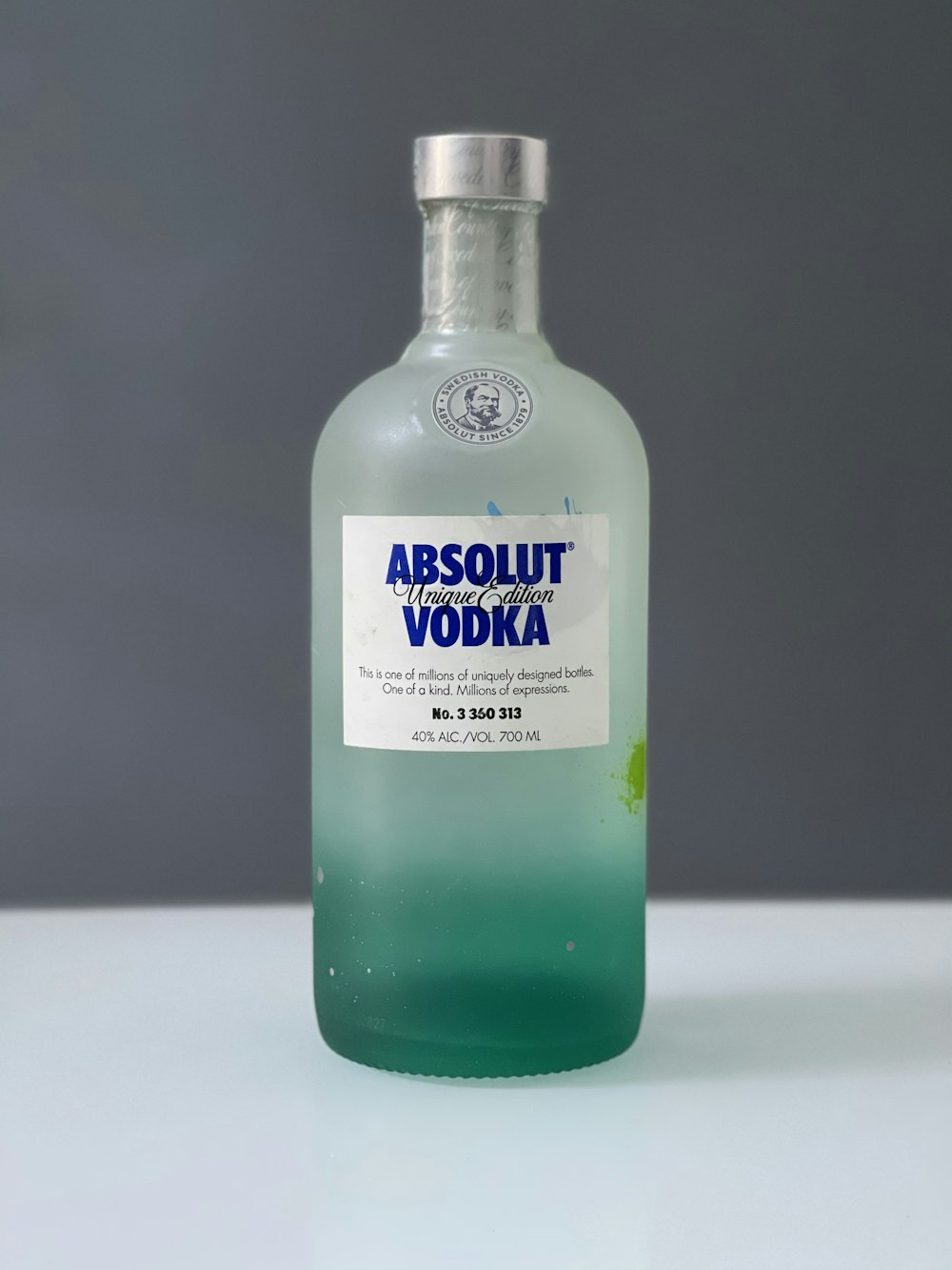 Une bouteille de vodka Absolut posée sur une table