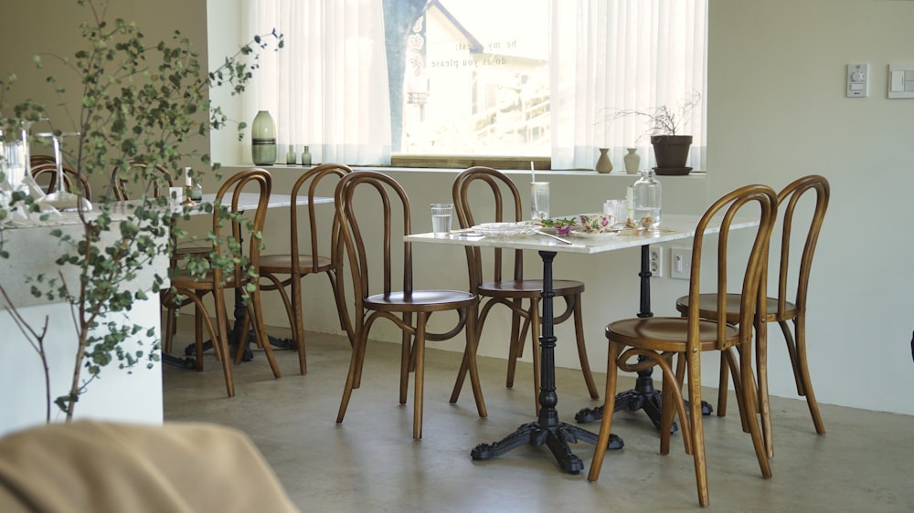 Mesa y sillas de madera marrón