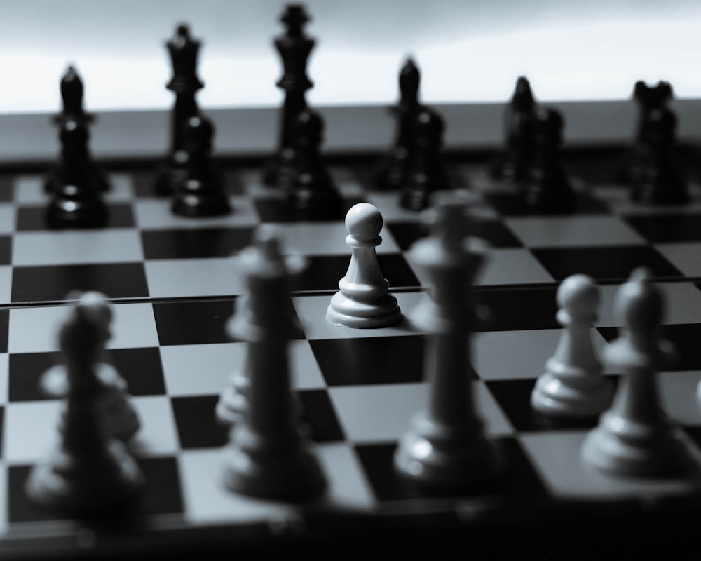 piezas de ajedrez en tablero de ajedrez