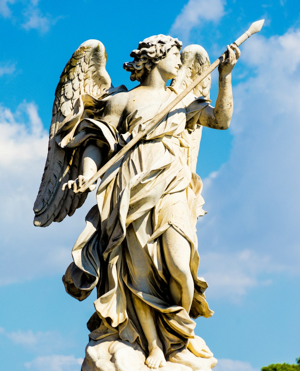 ange tenant une statue de bâton